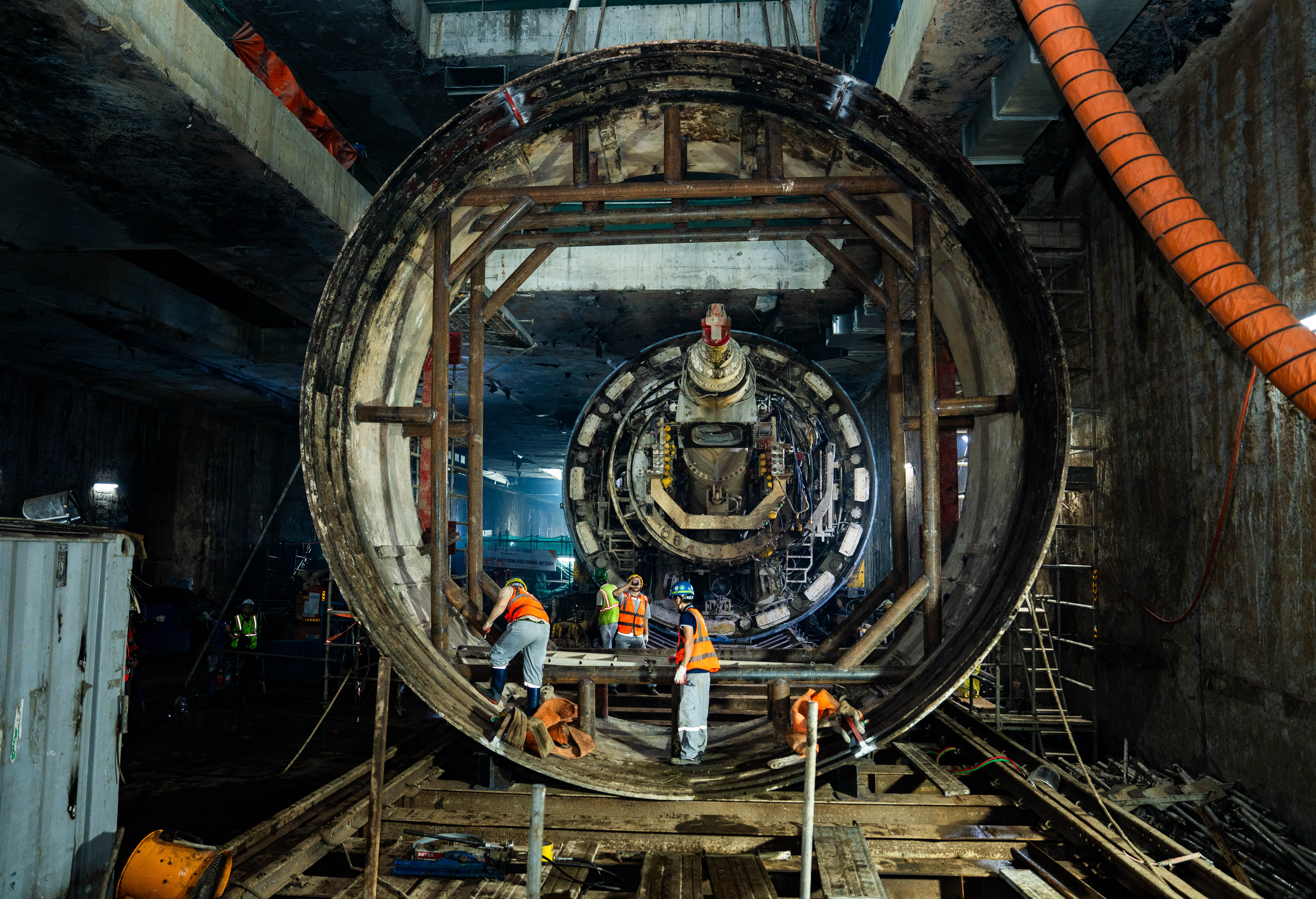 Công tác tháo dỡ, vận chuyển các cấu kiện máy đào hầm TBM số 2 tại ga S12 thuộc Dự án Tuyến đường sắt đô thị thí điểm của thành phố, đoạn Nhổn - Ga Hà Nội