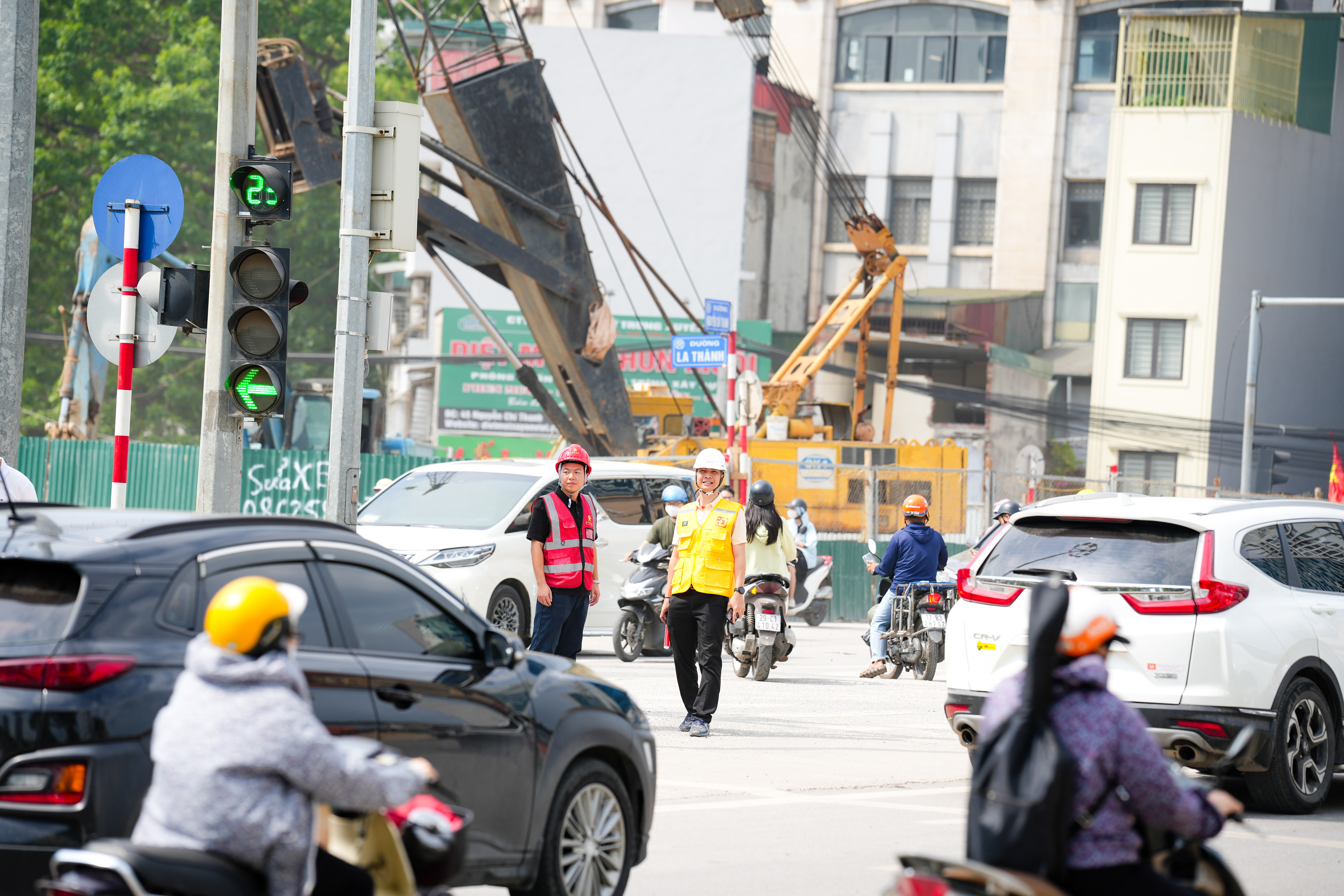 ĐIỀU CHỈNH TỔ CHỨC GIAO THÔNG NÚT GIAO LA THÀNH – NGUYỄN CHÍ THANH PHỤC VỤ THI CÔNG TUYẾN ĐƯỜNG SẮT ĐÔ THỊ SỐ 5