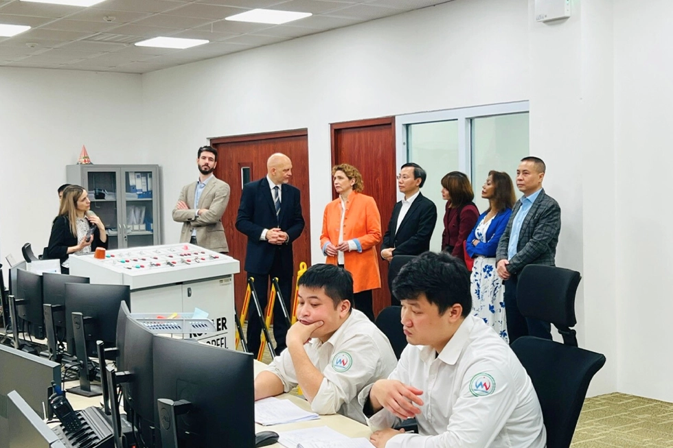 ĐOÀN CÔNG TÁC CỦA NGÂN HÀNG ĐẦU TƯ CHÂU ÂU (EIB) TỚI THĂM VÀ LÀM VIỆC TẠI DỰ ÁN TUYẾN ĐSĐT SỐ 3, ĐOẠN NHỔN - GA HÀ NỘI thumbnail