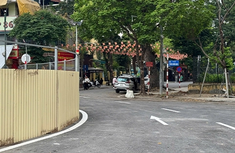 Rào chắn phục vụ thi công Ga ngầm S12, đường chuyển làn và Gara trên đường Trần Hưng Đạo thuộc dự án tuyến đường sắt đô thị thí điểm Thành phố Hà Nội, đoạn Nhổn - ga Hà Nội thumbnail