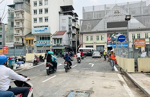 Ghi nhận công tác rào chắn thi công ga S12, đường chuyển làn và gara trên đường Trần Hưng Đạo (tuyến Nhổn – ga Hà Nội) thumbnail